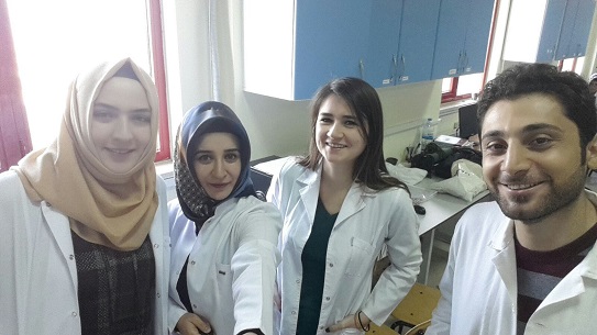 Öğrenciler Laboratuvarda